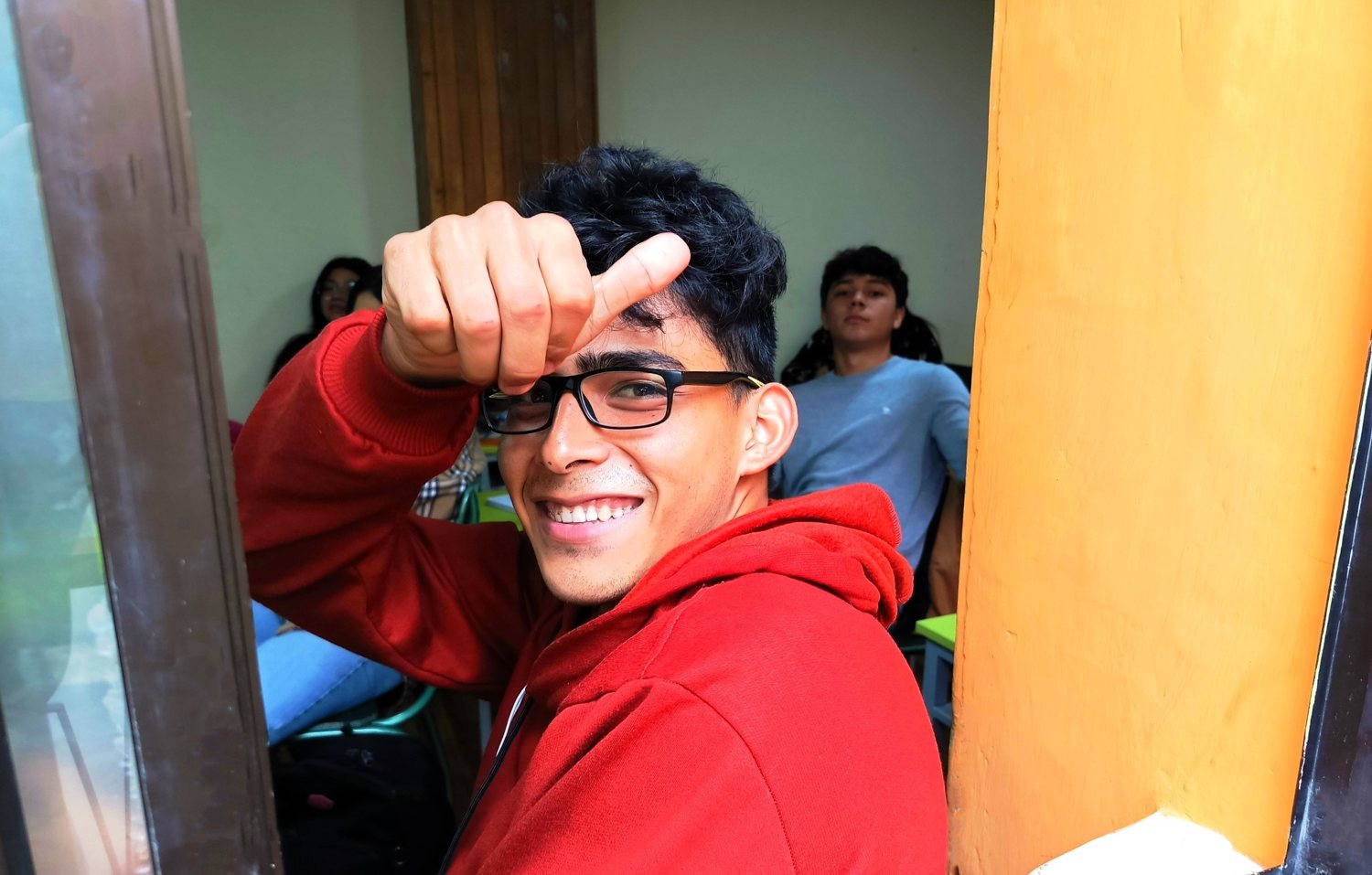 Estudiante de Gauss saludando en las instalaciones