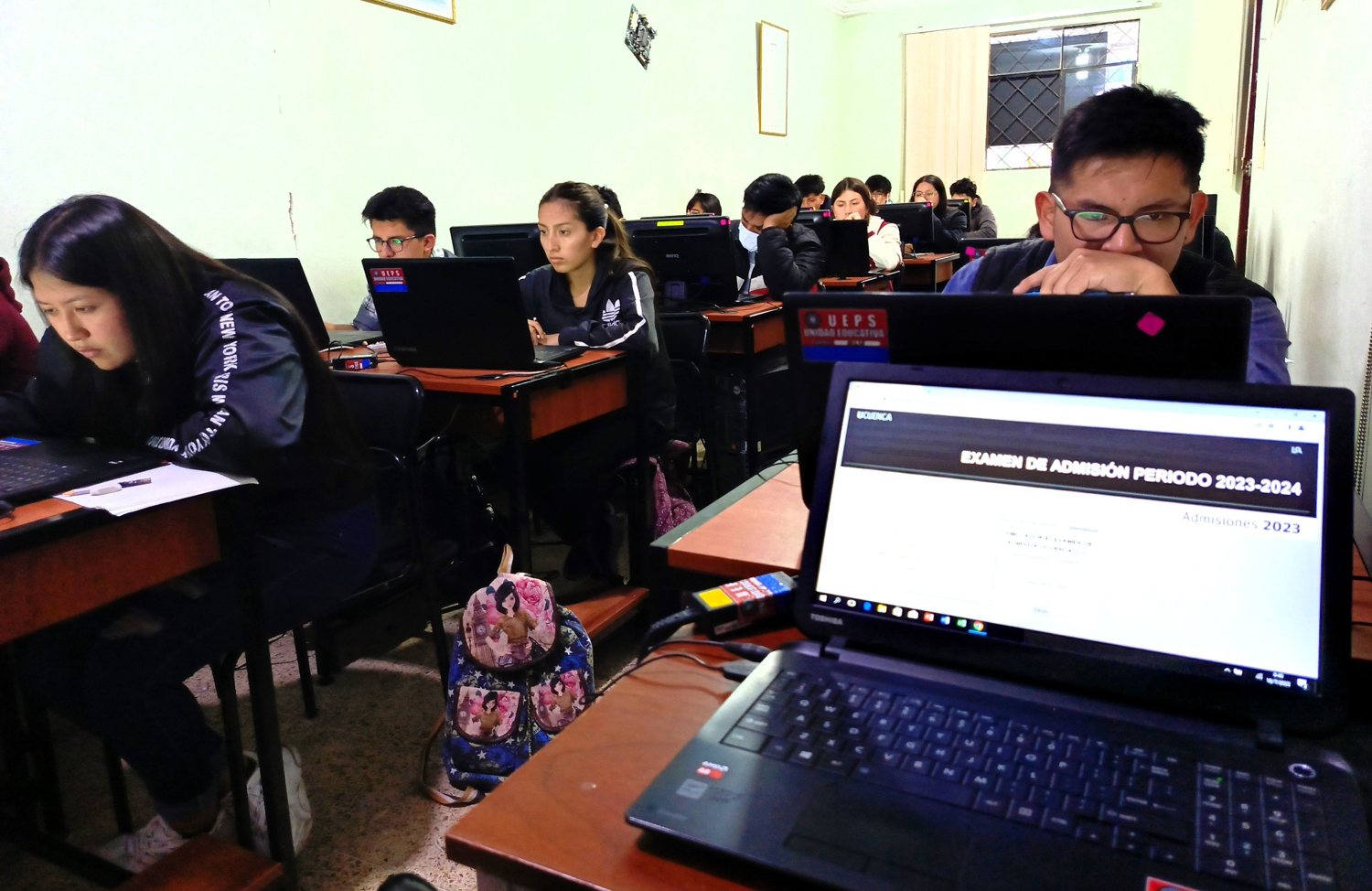 Estudiantes de Gauss realizando evaluaciones en computadoras